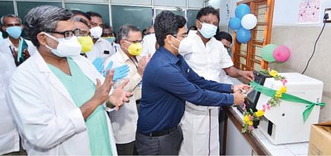 பாளை அரசு சித்த மருத்துவக் கல்லூரி மருத்துவமனையில், தானியங்கி ரத்த பரிசோதனை கருவியை மாவட்ட ஆட்சியர் வே. விஷ்ணு தொடங்கிவைத்தார்.