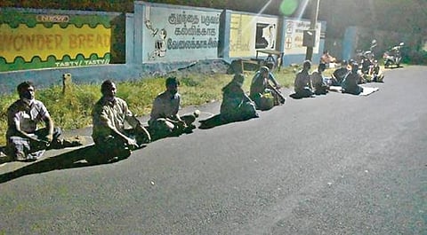 ஈரோடு சூரம்பட்டி டீச்சர்ஸ் காலனி பகுதியில் உள்ள அரசுப் பள்ளி முன்பு தடுப்பூசி போடுவதற்காக நேற்று முன்தினம் இரவில் காத்திருந்த பொதுமக்கள்.