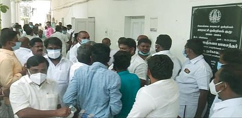 சிவகங்கை ஒன்றிய அலுவலகத்தில் டெண்டர் எடுப்பதில் இரு தரப்பினர் இடையே தள்ளுமுள்ளு ஏற்பட்டது.