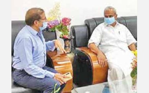 விமான நிலைய இயக்குநர் விஜய் உபாத்யாவிடம் விமான நிலையத்தின் செயல்பாடுகள் குறித்து வைத்திலிங்கம் எம்.பி கேட்டறிந்தார்.