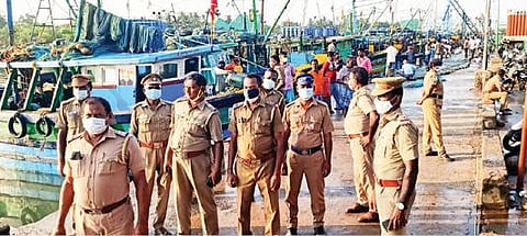 கடலூர் மீன்பிடி துறைமுகம் பகுதியில் போலீஸார் கண்காணிப்பு பணியில் ஈடுபட்டுள்ளனர்.