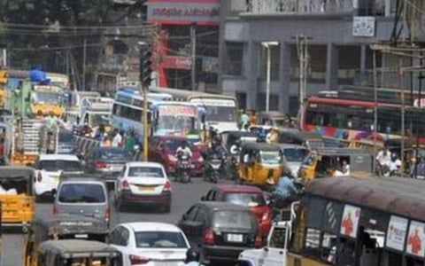 தினமும் வாகன ஓட்டிகள் மல்லுக்கட்டும் சின்னசொக்கிகுளம் சாலை: மதுரை மக்களின் புலம்பலுக்கு விடிவு எப்போது?