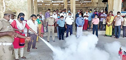 திருநெல்வேலி நெல்லையப்பர் கோயிலில் தீ தடுப்பு மற்றும் பாதுகாப்பு குறித்த ஒத்திகை நடைபெற்றது.