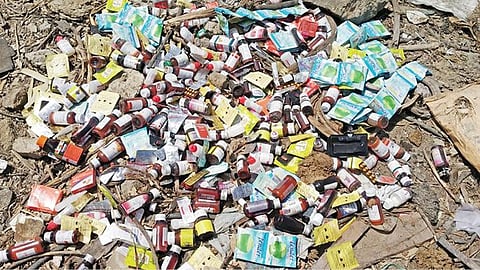 திருநெல்வேலி சந்திப்பு சிந்துபூந்துறை தொடங்கி உடையார்பட்டி செல்லும் சாலை வரை   தாமிரபரணி ஆற்றங்கரையில் ஆங்காங்கே பாதுகாப்பற்ற முறையில் கொட்டப்பட்டுள்ள மருத்துவக் கழிவுகள்.