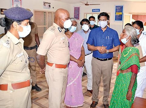 புதுக்கோட்டை  மாவட்ட மனநல சிகிச்சை மையத்தை நேற்று பார்வையிடுகிறார் மத்திய மண்டல ஐ.ஜி வி.பாலகிருஷ்ணன்.