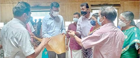 குலசேகரம் ரப்பர் உற்பத்தி நிறுவனத்தில் ரப்பர் ஷீட் தயார் செய்யும் பணியை ஆட்சியர்  மா. அரவிந்த் பார்வையிட்டார்.