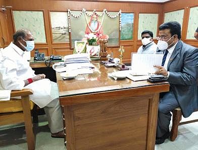 புதுச்சேரியில் முதல்வர் ரங்கசாமியை தென்னிந்தியாவிற்கான இலங்கை துணைத் தூதர் வெங்கடேஸ்வரன் சந்தித்துப் பேசினார்.