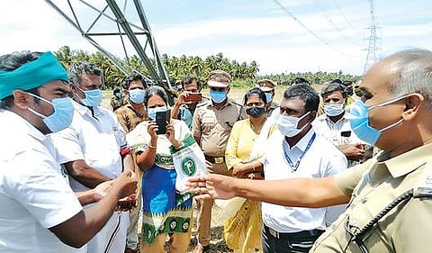 இழப்பீடு வழங்காமல் பணிகளை தொடர எதிர்ப்பு -  உயர் மின்கோபுரத்தில் ஏறி விவசாயிகள் போராட்டம் :