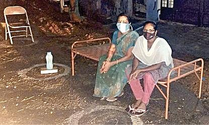 கரோனா தடுப்பூசி போடுவதற்காக ஈரோடு வைராபாளையம் பகுதியில் கொட்டும் மழையில் கையில் குடையோடு முதல்நாள் இரவில் இருந்து வரிசையில் காத்திருந்த பொதுமக்கள். (அடுத்த படம்) ஈரோடு மாரப்ப முதல்வீதியில் உள்ள கரோனா தடுப்பூசி மையத்தில் தடுப்பூசி போட்டுக்கொள்ள கட்டிலுடன் வந்து வரிசையில் காத்திருந்த பெண்கள்.