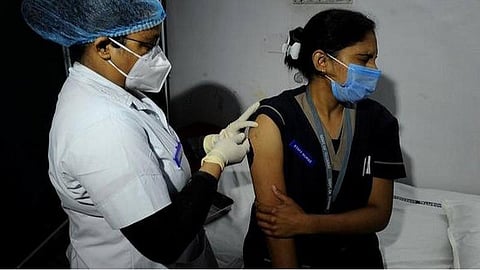 ஐந்து நாட்களுக்குப் பின் வரவும்; மாதவிடாய் இருக்கும் பெண்களைத் திருப்பி அனுப்பிய கர்நாடக தடுப்பூசி மையங்கள்