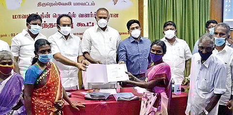 திருநெல்வேலியில் நடைபெற்ற தொழில் வளர்ச்சிக்கான கலந்தாய்வு கூட்டத்தில் காரையாறு, காணிகுடியிருப்பு பகுதி மக்கள் விளைவிக்கும் பொருட்களுக்கு தர அங்ககச் சான்றிதழை  அமைச்சர் தங்கம் தென்னரசு வழங்கினார். படம்: மு. லெட்சுமி அருண்