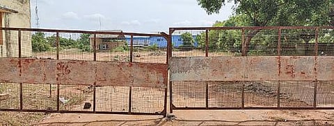 மானாமதுரையில் பூட்டிக்கிடக்கும் அரசுப் போக்குவரத்துக்கழக பணிமனை.