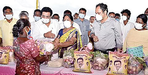 கடம்பத்தூர் ஊராட்சி ஒன்றியத்தில் வசிக்கும் இருளர் இன மக்களுக்கு நிவாரணப் பொருட்களை, ஆதிதிராவிடர் மற்றும் பழங்குடியினர் நலத்துறை அமைச்சர் கயல்விழி செல்வராஜ் நேற்று வழங்கினார்.  உடன்,  மாவட்ட ஆட்சியர் ஆல்பி ஜான் வர்கீஸ்.