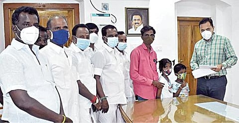 கரோனா நோய் தொற்றால் பெற்றோரை இழந்த குழந்தைகளை பள்ளியில் சேர்க்க உதவ வேண்டும் எனக் கோரி, மாவட்ட கூட்டுறவு ஒன்றியத்  தலைவர் திருக்கழுக்குன்றம் எஸ்.ஆறுமுகம் தலைமையில் உறவினர்கள் மற்றும் குழந்தைகள், செங்கல்பட்டு மாவட்ட ஆட்சியர் ஆ.ர.ராகுல் நாத்திடம்  கோரிக்கை மனு  அளித்தனர்.