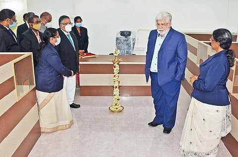 கிருஷ்ணகிரி ஒருங்கிணைந்த நீதிமன்ற வளாகத்தில் இ-சேவை மையத்தை சென்னை உயர்நீதிமன்ற தலைமை நீதிபதி சஞ்ஜிப் பானர்ஜி திறந்து வைத்து பார்வையிட்டார்.