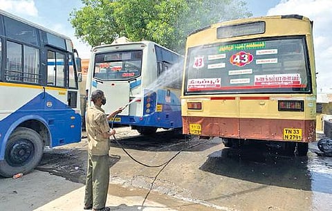 வெளி மாவட்டங்களில் இருந்து திருப்பூருக்கு -  தொழிலாளர்கள் பணிக்கு திரும்புவதால் கவனம் தேவை  :  கூடுதல் பேருந்துகள் இயக்க தொழில்துறையினர் கோரிக்கை