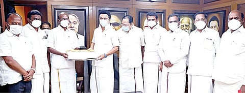 அமமுகவில் இருந்து விலகிய முன்னாள் அமைச்சர் பழனியப்பன், சென்னை அண்ணா அறிவாலயத்தில் திமுக தலைவர் மு.க.ஸ்டாலின் முன்னிலையில் அக்கட்சியில் இணைந்தார். திமுக பொதுச்செயலாளர் துரைமுருகன், துணைப் பொதுச்செயலாளர் ஆ.ராசா,  அமைப்புச் செயலாளர் ஆர்.எஸ்.பாரதி எம்பி, அமைச்சர்கள் எ.வ.வேலு, செந்தில்பாலாஜி, வேலூர் மத்திய மாவட்ட திமுக செயலாளர் ஏ.பி.நந்தகுமார் எம்எல்ஏ, தருமபுரி மேற்கு மாவட்டப் பொறுப்பாளர் பி.என்.பி.இன்பசேகரன் ஆகியோர் உடனிருந்தனர்.