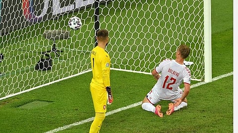 டென்மார்க் வீரர் டோல்பெர்க் கோல் அடித்த காட்சி | படம் உதவி ட்விட்டர்