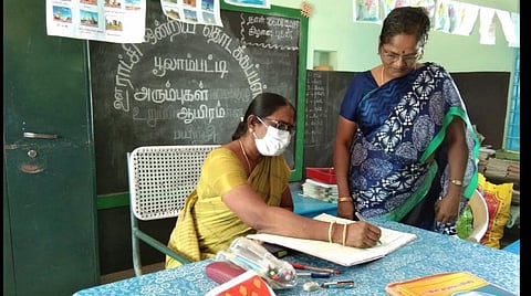 புதுக்கோட்டை மாவட்டம் திருமயம் அருகே பூலாம்பட்டி அரசு தொடக்கப் பள்ளியில் மாவட்ட முதன்மைக் கல்வி அலுவலர் த.விஜயலட்சுமி ஆய்வு செய்தார்.
