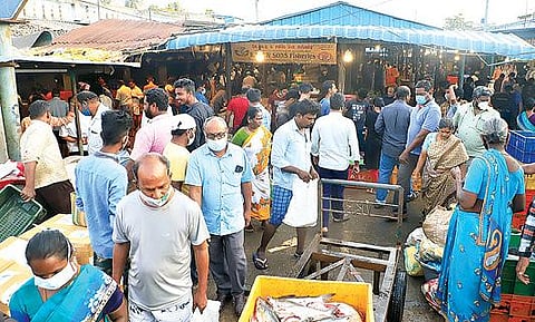 வேலூர் மீன் மார்க்கெட்டில் இறைச்சி வாங்க குவிந்த பொதுமக்கள்.படம்: வி.எம்.மணிநாதன்.