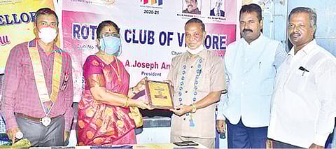 காட்பாடி அரசினர் பெண்கள் மேல்நிலை பள்ளி தொழிற்கல்வி ஆசிரியர்  செ.நா.ஜனார்த்தனனுக்கு சிறந்த கல்வி சேவைக்கான விருதினை வழங்கிய வேலூர் மாவட்ட கல்வி அலுவலர் அங்குலட்சுமி.