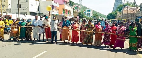 திருவண்ணாமலையில் குடிநீர் வழங்காத நகராட்சியை கண்டித்து காலி குடங்களுடன் சாலை மறியலில் ஈடுபட்ட பொதுமக்கள்.