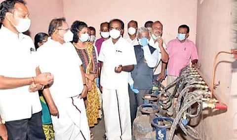 புதுக்கோட்டையில் மேம்படுத்தப்பட்ட எரிவாயு தகன மேடையை நேற்று ஆய்வு செய்த அமைச்சர்கள் எஸ்.ரகுபதி, சிவ.வீ.மெய்யநாதன், ஆட்சியர் கவிதா ராமு உள்ளிட்டோர்.