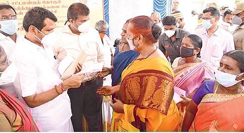 கரூர் நகராட்சியில் நேற்று நடைபெற்ற மக்கள் சபை நிகழ்ச்சியில், திருநங்கைகளிடம் மனுக்களை பெற்றுக்கொள்கிறார் மின் துறை அமைச்சர் வி.செந்தில்பாலாஜி.  உடன், ஆட்சியர் த.பிரபுசங்கர் உள்ளிட்டோர்.