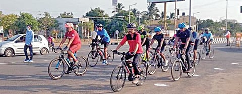 மாமல்லபுரம் கிழக்கு கடற்கரை சாலையில் முதல்வர் மு.க.ஸ்டாலின் சைக்கிள் ஓட்டி உடற்பயிற்சியில் ஈடுபட்டார்.