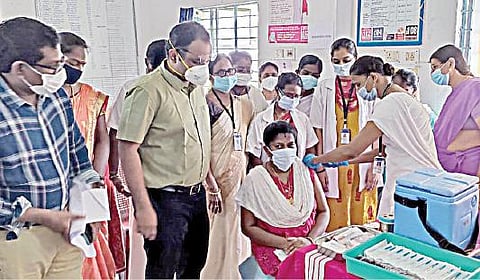 மருத்துவம் மற்றும் மக்கள் நல்வாழ்வுத் துறை சார்பில் திருவள்ளூர் மாவட்டத்தில் கர்ப்பிணிகளுக்கு தடுப்பூசிப் போடும் பணியை நேற்று கடம்பத்தூர் ஆரம்ப சுகாதார நிலையத்தில் மாவட்ட ஆட்சியர் ஆல்பி ஜான் வர்கீஸ் தொடங்கி வைத்தார். இந்நிகழ்வில்,சுகாதாரப் பணிகளுக்கான துணை இயக்குநர் ஜவஹர் லால்  உள்ளிட்டோர் பங்கேற்றனர்.