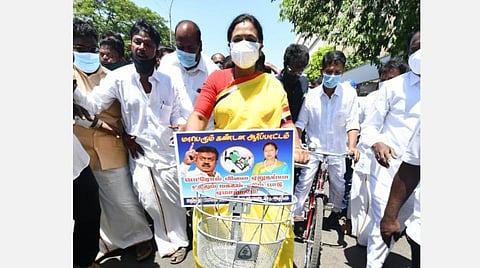 சைக்கிளில் பேரணியாகச் சென்ற பிரேமலதா.