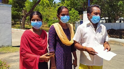 புதுக்கோட்டை மாவட்டக் காவல் கண்காணிப்பாளர் நிஷா பார்த்திபனிடம் புகார் அளித்த ஆறுமுகம் குடும்பத்தினர்.