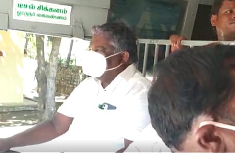 பேருந்தை இயக்கிய அமைச்சர் எஸ்.எஸ்.சிவசங்கர்.