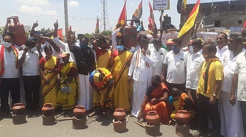 கரூர் மாவட்ட ஆட்சியர் அலுவலகம் முன் விறகு அடுப்பில் சமைத்து ஆர்ப்பாட்டத்தில் ஈடுபட்ட தேமுதிகவினர்