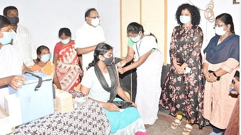 புதுக்கோட்டை மாவட்டம் திருமயத்தில் நடைபெற்ற கரோனா தடுப்பூசி முகாமை ஆய்வு மேற்கொள்கிறார் மாநில சட்டத்துறை அமைச்சர் எஸ்.ரகுபதி.