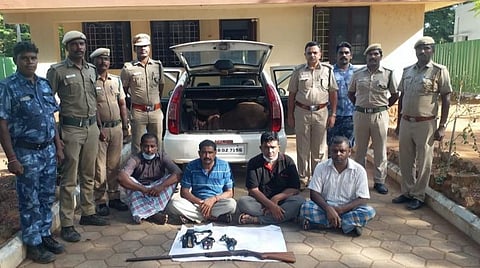 கோவை மருதமலை அருகே நாட்டுத்துப்பாக்கியால் காட்டுப்பன்றியை சுட்டுக்கொன்ற 4 பேரைக் கைது செய்த வனத்துறையினர்.