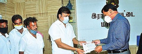 பெட்ரோல், டீசல் விலை உயர்வை கண்டித்து, வேலூர் மாவட்ட ஆட்சியர் அலுவலகம் எதிரே நேற்று ஆர்ப்பாட்டத்தில் ஈடுபட்ட தேமுதிகவினர். அடுத்த படம்: திருப்பத்தூர் வட்டாட்சியர் அலுவலகம் முன்பாக கண்டன ஆர்ப்பாட்டத்தில் ஈடுபட்ட தேமுதிகவினர்.