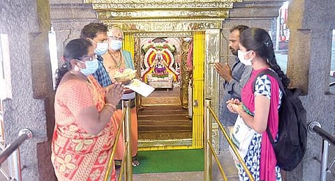 தமிழகத்தில் ஊரடங்கில் கூடுதல் தளர்வுகள் அளிக்கப்பட்டு கோயில்கள் நேற்று முதல் திறக்கப்பட்டன. இதனையொட்டி, திருவண்ணாமலை அண்ணாமலையார் கோயிலில் சுவாமி தரிசனம் செய்ய வரிசையில் காத்திருந்த பக்தர்கள்.  அடுத்த படம்: வேலூர் புதிய பேருந்து நிலையம் அருகே உள்ள செல்லியம்மன் கோயிலில் சுவாமி தரிசனம் செய்த பக்தர்கள்.