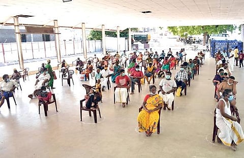 தென்காசி காசி விஸ்வநாதர் கோயிலுக்கு வந்த பக்தர்களுக்கு உடல் வெப்பநிலை பரிசோதிக்கப்பட்டு, கிருமிநாசினி கொண்டு கைகளை சுத்தம் செய்த பின்னர் கோயிலுக்குள் அனுமதிக்கப்பட்டனர்.