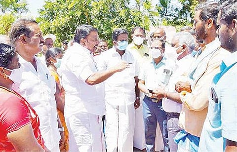 திருச்சி மாவட்டம் லால்குடி தெரணிபாளையத்தில் மழையால் பாதிக்கப்பட்ட பகுதிகளை நேற்று ஆய்வு செய்த அமைச்சர் கே.என்.நேரு.