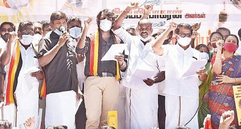 பெட்ரோல், டீசல், காஸ் விலை உயர்வைக் கண்டித்து, திருச்சி ஆட்சியர் அலுவலகம் அருகே நேற்று விஜய பிரபாகரன் தலைமையில் ஆர்ப்பாட்டத்தில் ஈடுபட்ட தேமுதிகவினர். படம்: ஜி.ஞானவேல்முருகன்