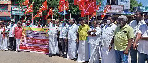 திருக்கோவிலூர் பேருந்து நிலையம் அருகே அகில இந்திய விவசாயிகள் போராட்ட ஒருங்கிணைப்புக் குழு சார்பில் ஆர்ப்பாட்டம் நடந்தது.