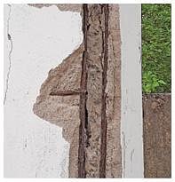 புவனகிரி அருகே வடக்குதிட்டடையில் வலுவிழந்த மேல்நிலை நீர்த்தேக்க தொட்டி. உள்படம்: மேல்நிலை தொட்டியின் தூணில் சிமெண்ட் காரைகள் பெயர்ந்து கம்பி தெரிகிறது.