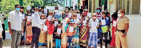 சிதம்பரம் சார்-ஆட்சியர் அலுவலகத்தில் இருளர் இன மக்களுக்கு சார்-ஆட்சியர் மதுபாலன் சாதிச் சான்று வழங்கினார்.