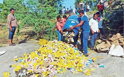 கிருஷ்ணகிரியில் மதுவிலக்கு போலீஸார் பறிமுதல் செய்த 950 லிட்டர் மதுபானங் களை நேற்று தீயிட்டு அழித்தனர்.