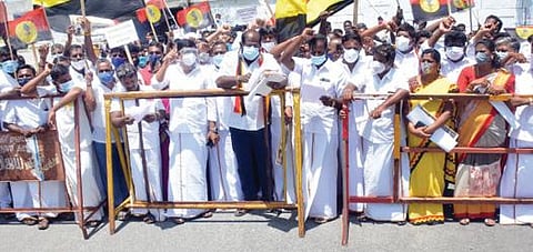 கிருஷ்ணகிரி மாவட்ட ஆட்சியர் அலுவலகம் எதிரே பெட்ரோல் விலை உயர்வைக் கண்டித்து தேமுதிக சார்பில் ஆர்ப்பாட்டம் நடந்தது.