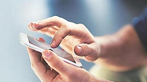 வாடிக்கையாளர்களை ஏமாற்றும் வகையில் போலியாக வர்த்தக குறுந்தகவல் அனுப்புவோருக்கு ரூ.10 ஆயிரம் அபராதம்: தொலைத்தொடர்புத் துறை அறிவிப்பு