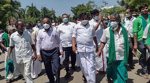 விவசாயிகளிடம் பேச்சுவார்த்தை நடத்திய அமைச்சர் கே.என்.நேரு.