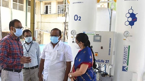 கோவை அரசு மருத்துவமனையில் புதிதாக அமைக்கப்பட்டுள்ள ஆக்சிஜன் உற்பத்தி நிலையத்தைத் தொடங்கி வைத்து இன்று பார்வையிட்ட அமைச்சர் அர.சக்கரபாணி. | படம்: ஜெ.மனோகரன்.