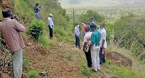 குருமலை மலை கிராமத்துக்கான சாலையை நடந்து சென்று ஆய்வு செய்த ஊரக வளர்ச்சித்துறை தலைமை பொறியாளர் குற்றாலிங்கம் மற்றும் அதிகாரிகள்.